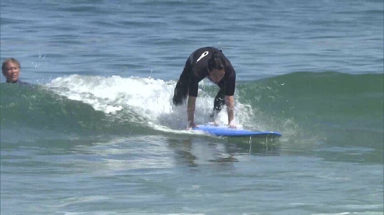 福島・南相馬市の海岸で子どもたちとサーフィンを楽しむ小泉氏（2023年9月）