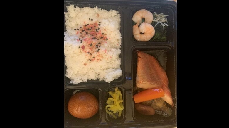 ※写真：待機中の食事