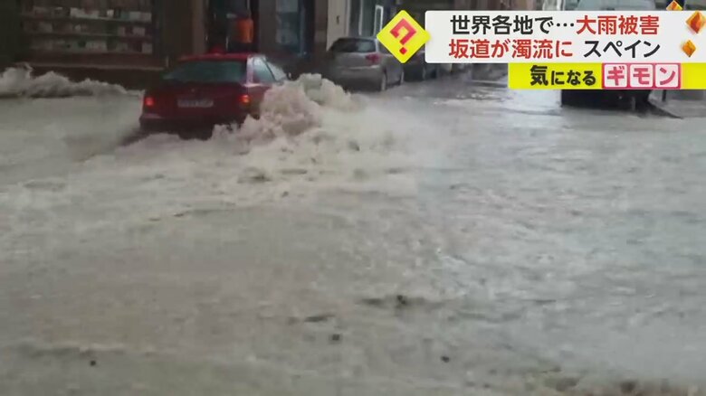 濁流を渡ろうとした車が、下流へ押し流されていく様子⑤