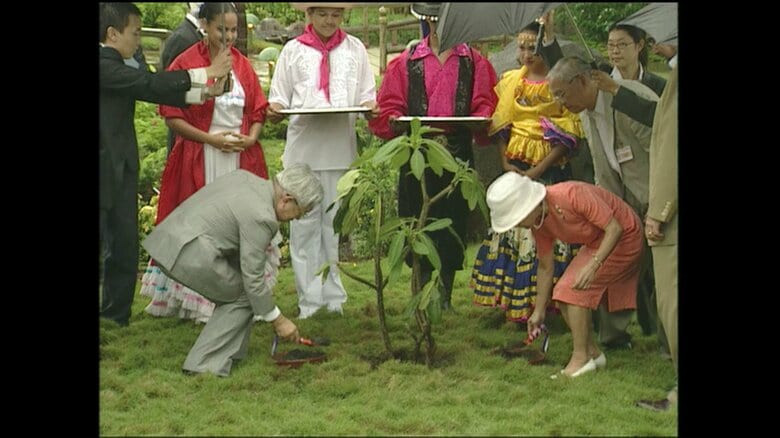 日本ニカラグア公園で記念植樹される常陸宮ご夫妻