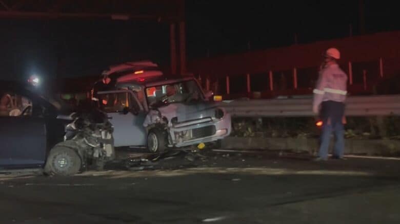 軽自動車と正面衝突した逆走車（＠guttii088さん提供）