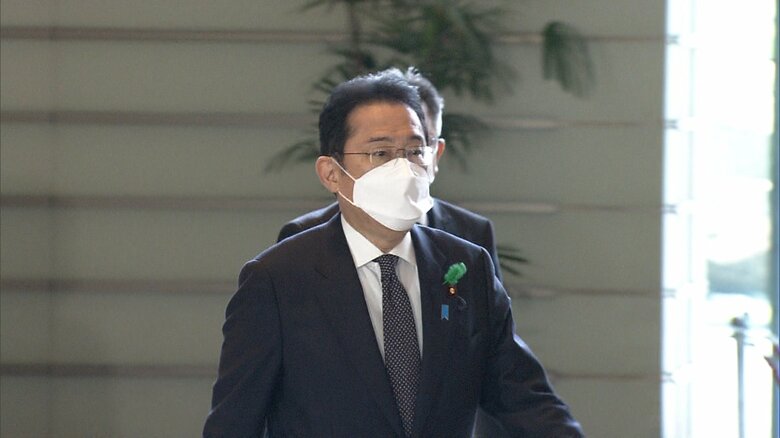 出廷する岸田首相（21日）