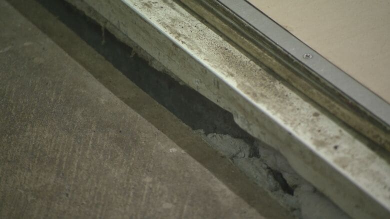 ホテル館内の亀裂