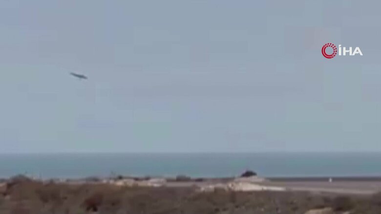地上に向けて降下を続ける旅客機