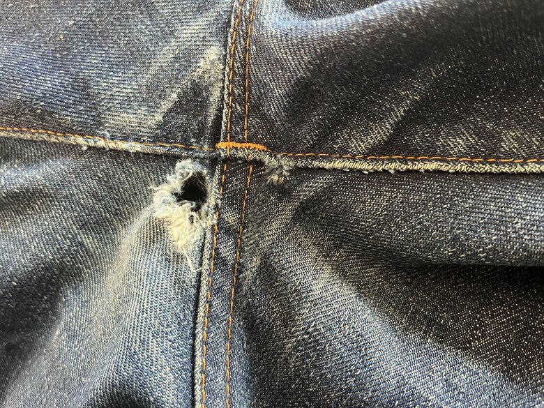 洗わずにはき続けると穴が開きやすくなる（特集班撮影）