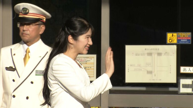 長岡駅に集まった人たちに手を振られる　9月8日