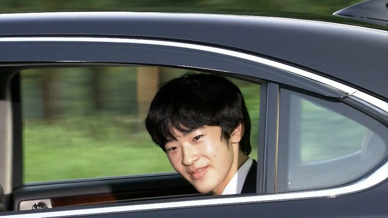 18歳の誕生日を迎え、皇居へ向かわれる悠仁さま