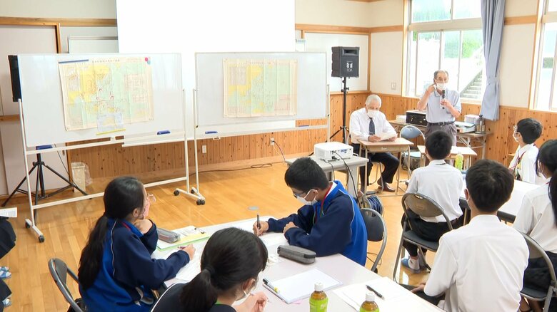 中学生たちに戦争体験を語っている様子