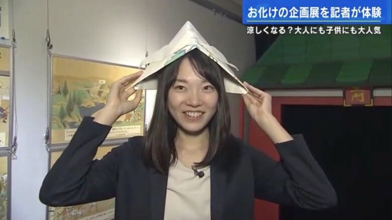 お守りとして、秘策のカブトをかぶる毛利記者