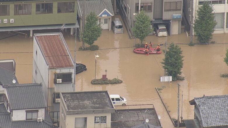 記録的大雨で救助要請相次いだ新潟県