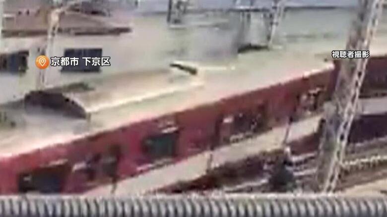 近鉄京都駅構内で脱線した普通列車（視聴者撮影）