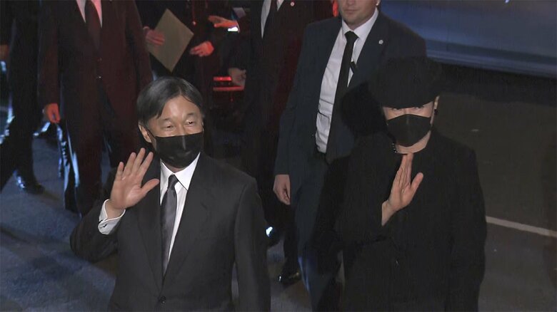 宿泊先のホテルに到着された両陛下