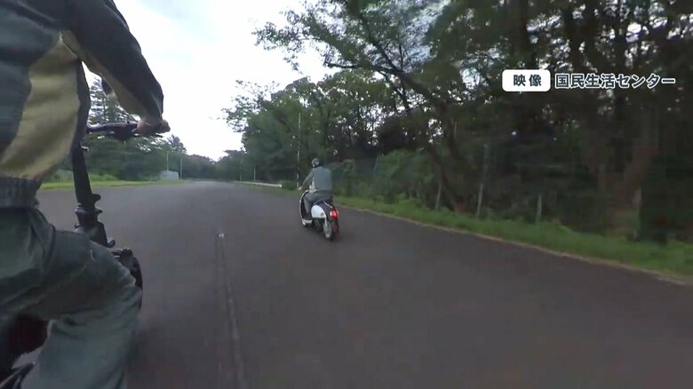 バイクより遅れて出発する“違法”電動アシスト自転車