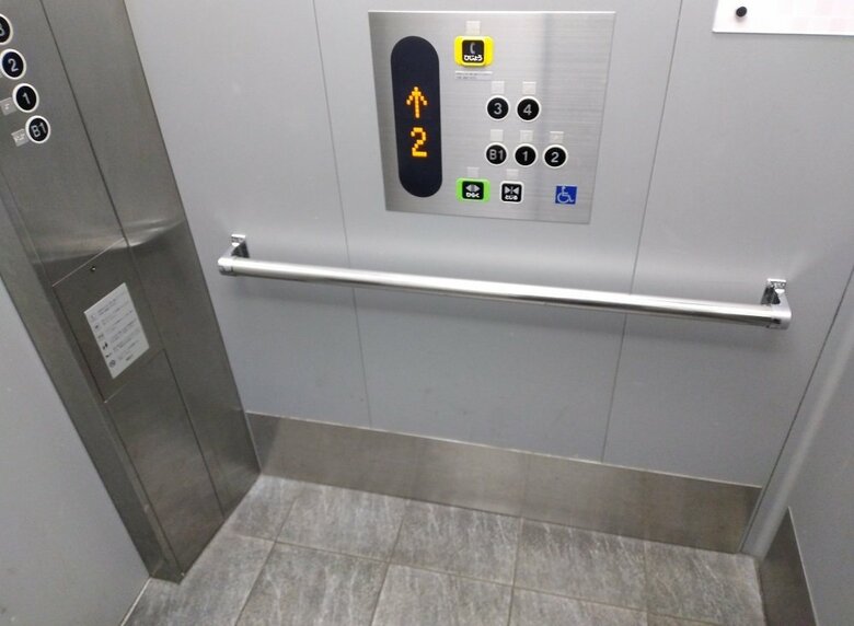 手すりの上にあるのが「かご内車いす専用操作盤」（イメージ）