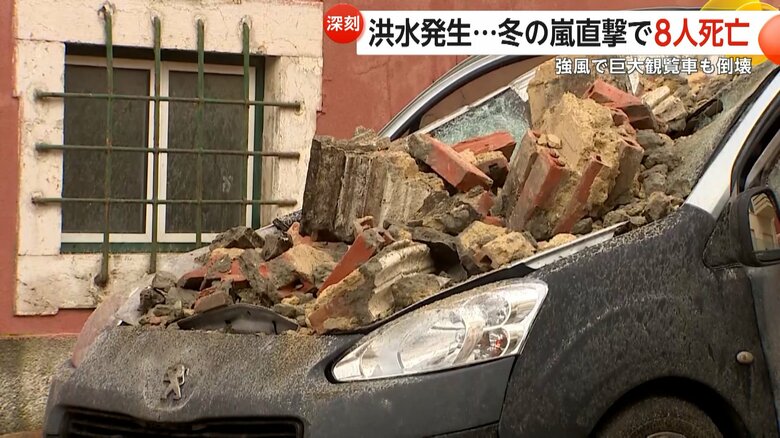飛んできたとみられるレンガによって激しく壊れた車