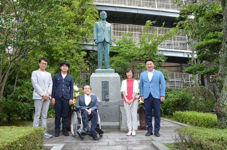 中村裕氏の銅像前で。中村英次郎氏（左）と山下理事長（中央）【写真提供：社会福祉法人太陽の家】
