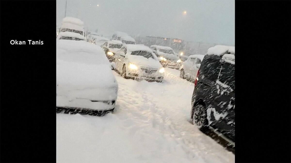 空港が 街が 大雪で大混乱 屋根崩れ バスに なだれ トルコ