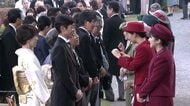 「足がプルプルしそう!」深紅の装いの愛子さまが秋の園遊会で武豊さんにレースについて熱心にご質問 武騎手「天皇賞より緊張」