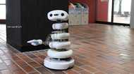 あえてモジモジ…ティッシュ配りする「弱いロボット」に共感集まる