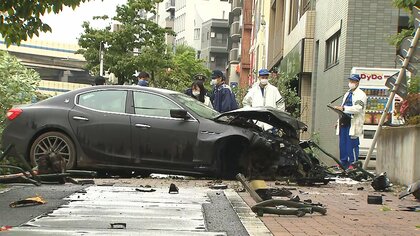 高級車マセラティが歩道に突っ込む 運転手は車置いて逃走 盗難車