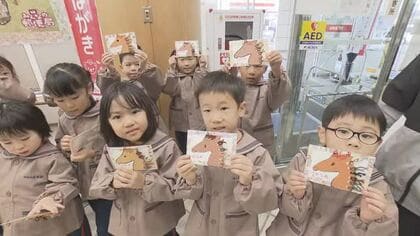 全国一斉に「年賀状」引き受けスタート　馬の形のポストに園児が家族宛ての年賀状を投函　福井南郵便局