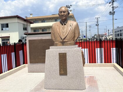 菅前首相ふるさとに胸像が建立　大きさは本人の1.5倍　除幕式で「感慨深い思い」　秋田・湯沢市　