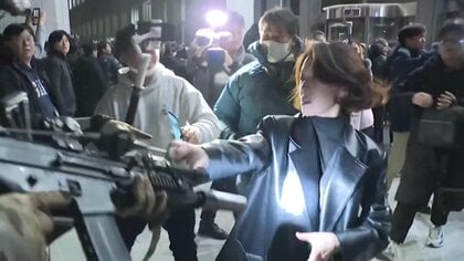 女性に銃口突き付け…韓国で45年ぶりの「戒厳令」軍が出動し混乱も…わずか6時間で解除　日本人観光客の年末旅行に影響は？