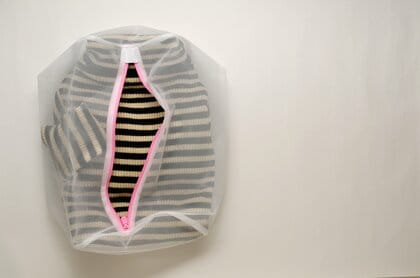 洗濯機で洗うならネットに入れよう(画像はイメージ)
