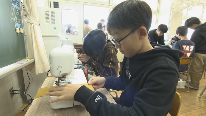 慣れないミシンに悪戦苦闘