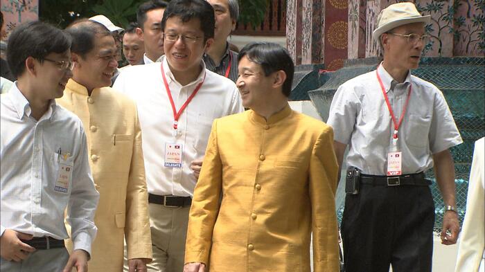 平成24年6月 民族衣装でシェントーン寺院を視察される陛下