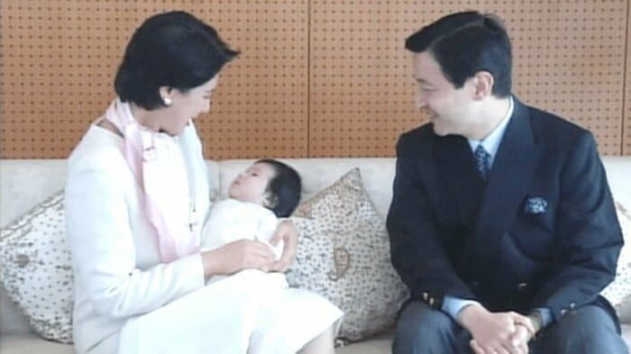 愛おしいまなざしで愛子さまを見つめられる陛下と皇后雅子さま