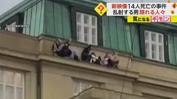 外壁に張り付き、身を隠す6人ほどの人たち