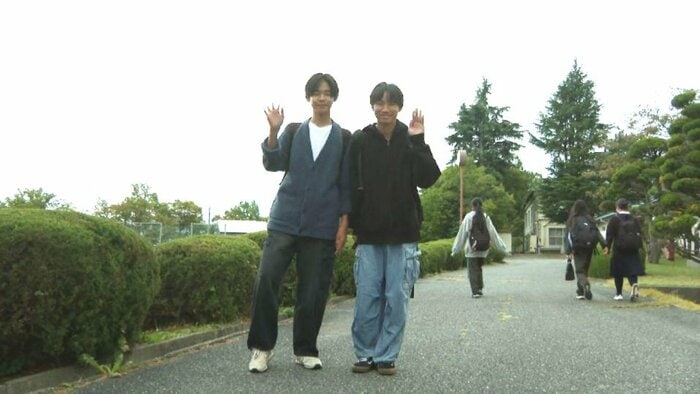 私服で登校する中学生