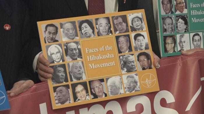 亡くなった先人たちの写真パネルを携えていた