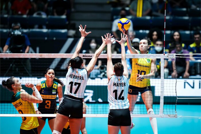 17番 カンデラリア・ヘレラと14番 メイヤー・ビクトリア(写真:©️FIVB)