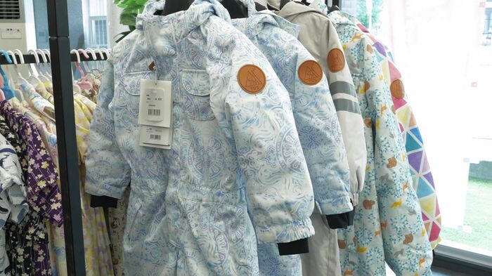 客のお目当ては…子ども向けのスキーウェア