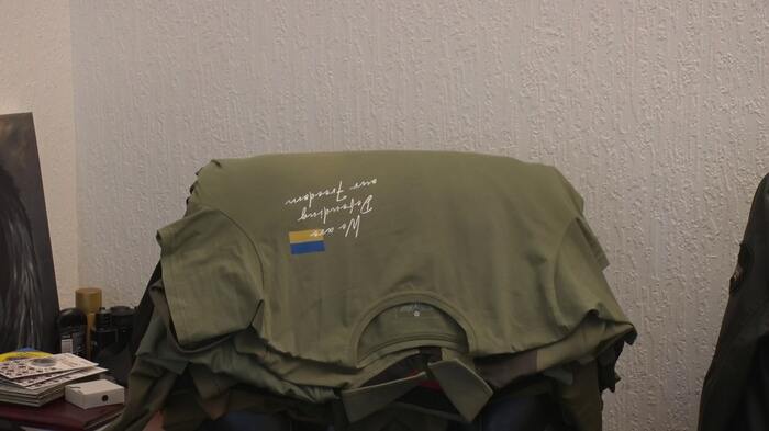 椅子に積み重なったTシャツなどの着替え