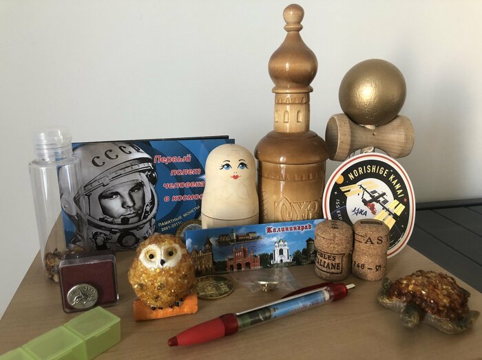 次男の部屋の「宝物スペース」。同級生が修学旅行のお土産として持ってきてくれた絵付け用のマトリョーシカも(中央)飾られている