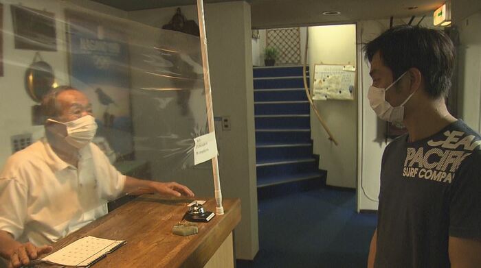 中牧津南光さんが客を迎える