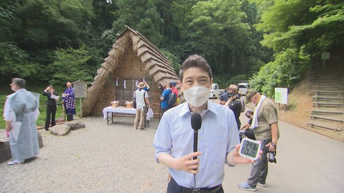 リポートする稲垣アナウンサー