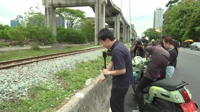 線路と道路を隔てるコンクリート塀　高さは記者の膝上ほどだった