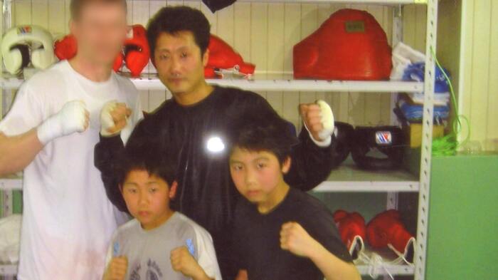 右から井上尚弥・真吾・現WBA世界バンタム級王者の弟・拓真