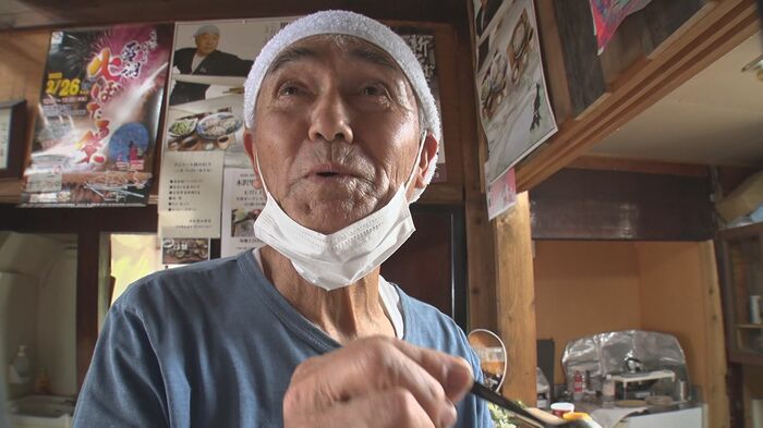 吉田さんが作ったプリンを食べて笑顔に