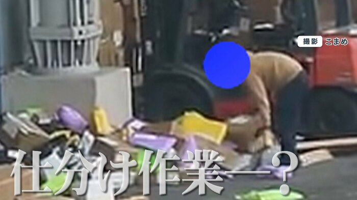 仕分け作業をしているのか、ラベルを見るようなしぐさも