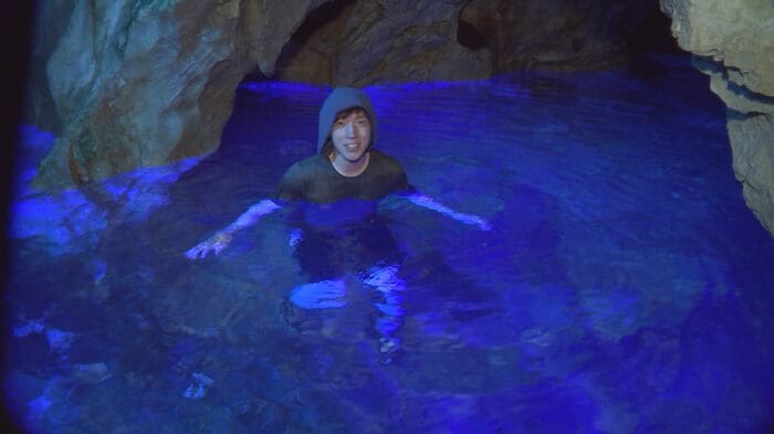 サウナの後は大自然が生んだ水風呂で体を冷やす