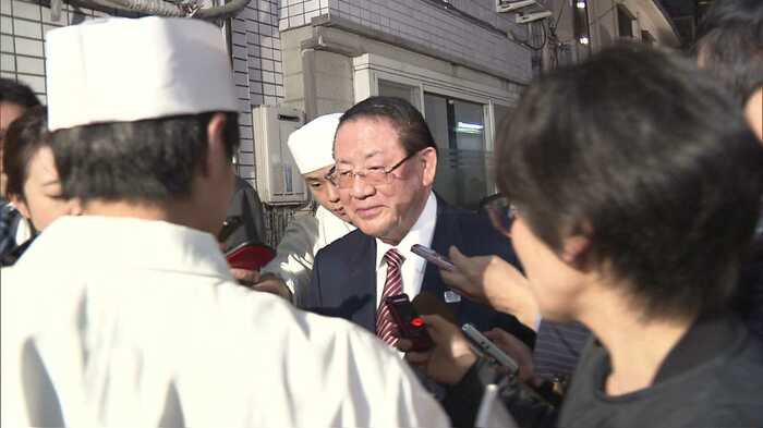 記者団に囲まれる山崎拓氏