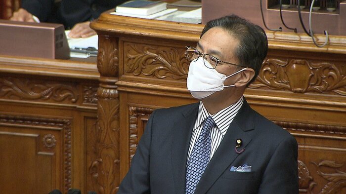 代表質問に立つ立憲民主・水岡参院議員会長(20日 参院本会議場)