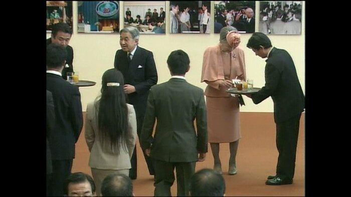 帰国隊員らと懇談される両陛下
