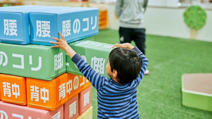 「コリ崩しブロック」で遊ぶ子ども