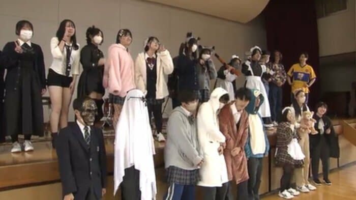 仮装行列が中止となり記念撮影する生徒たち